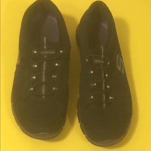 Black Skechers size 10